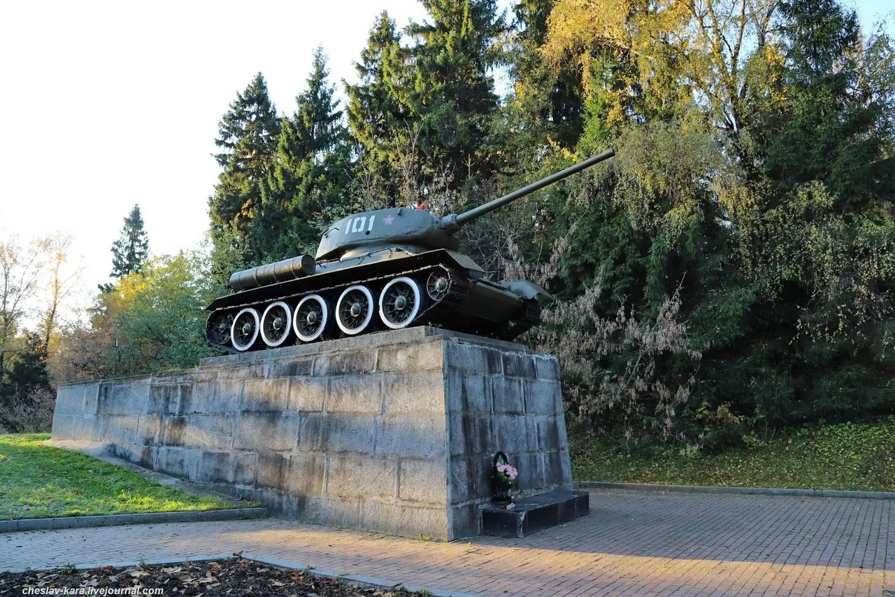 Монумент «Танк Т-34-85» на Ленинградском шоссе